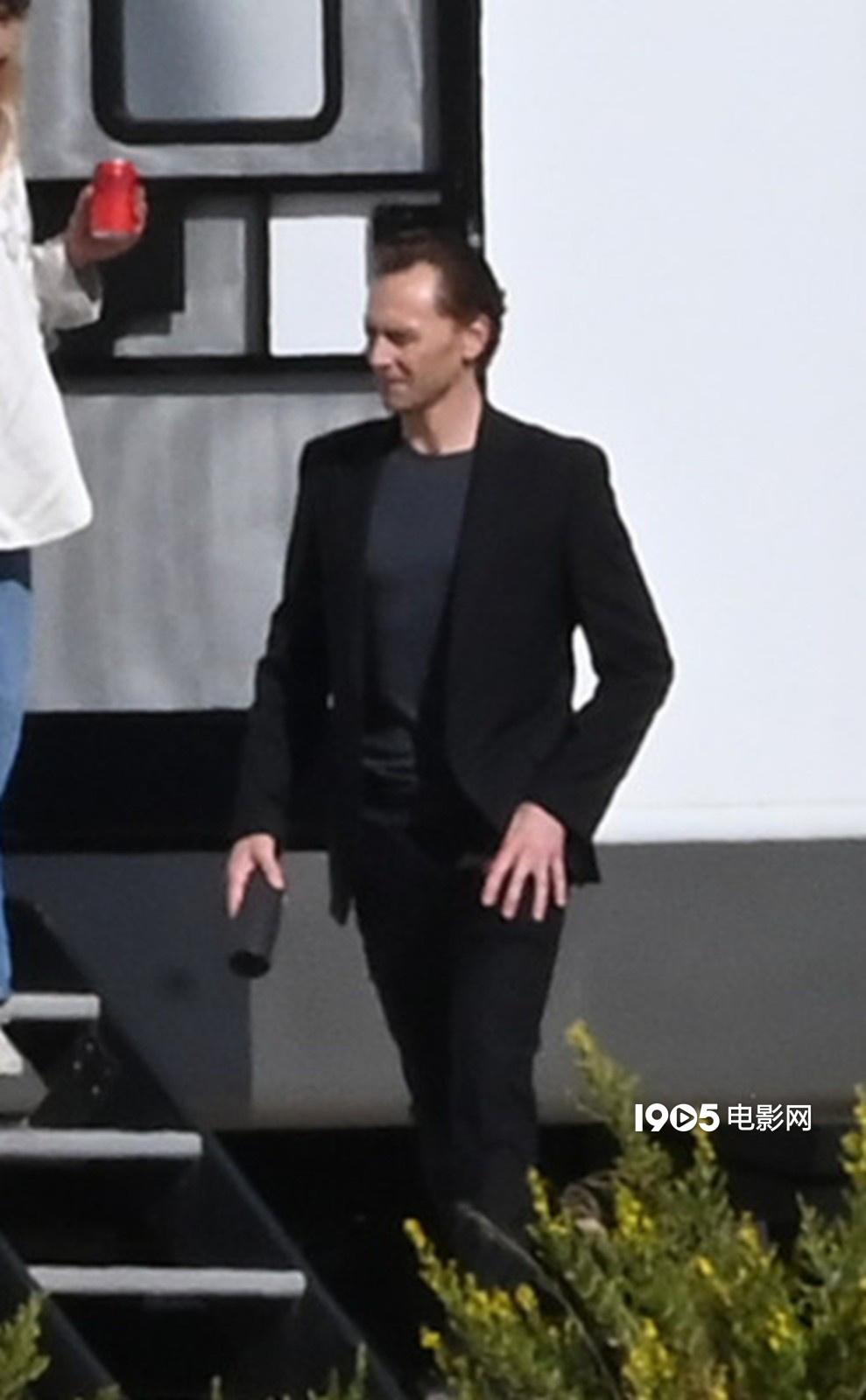 《夜班经理》第二季路透！抖森现身巴塞罗那拍摄封面图